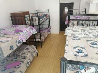 Хостелы Crystal Palace Hostel Баку Общий 4-местный номер для мужчин и женщин-2