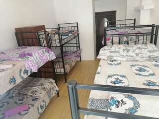 Хостелы Crystal Palace Hostel Баку Общий 4-местный номер для мужчин и женщин-3
